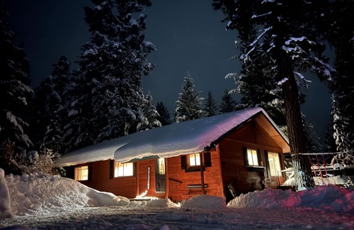 McCall Cabin | McCall ski cabin with vintage vibes and modern amenities, pet friendly 🌲