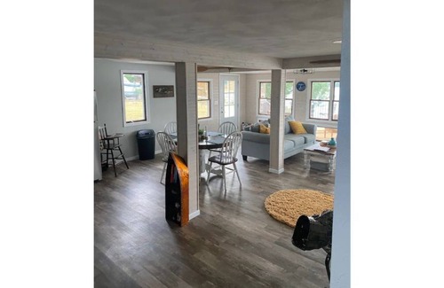 Havana House | McCarthy Lake Cottage-private beach, views & more!