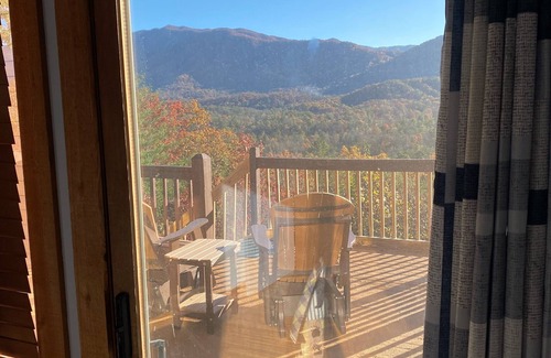 Townsend Cabin | McDaniels Misty Blue ~ A Cozy & Quaint Cabin w/Exceptional Smoky Mountain Views