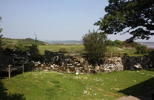 Castle Douglas Cottage | Meadow Cottage - a cottage that sleeps 4 guests in 2 bedrooms