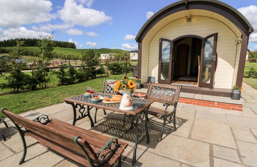 Rhayader Cottage | MEADOW VIEW, pet friendly, with hot tub in Rhayader