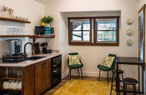 Elm Mott RV Rental | Meadowlark Treehouse (15 MIN to Magnolia/Baylor)