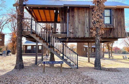 Elm Mott RV Rental | Meadowlark Treehouse (15 MIN to Magnolia/Baylor)