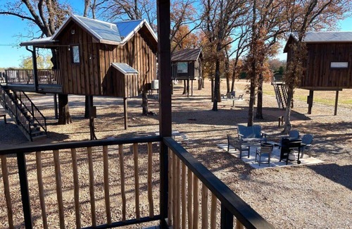 Elm Mott RV Rental | Meadowlark Treehouse (15 MIN to Magnolia/Baylor)