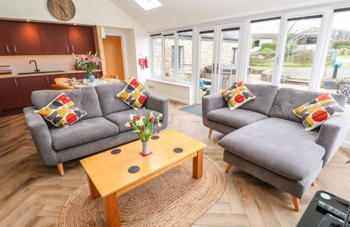 Lamorna Cottage | MEADOWSIDE, pet friendly, with hot tub in Mousehole