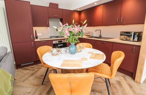 Lamorna Cottage | MEADOWSIDE, pet friendly, with hot tub in Mousehole