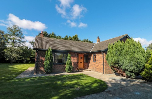 Weaverthorpe House | MEADOWSIDE, pet friendly, country holiday cottage in Weaverthorpe