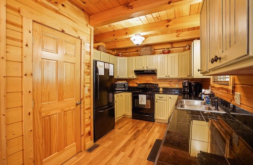 Logan House | Meant to Bee , Like its Busy Little Namesake 🐝, this Quaint Cabin Accomplishes Much!