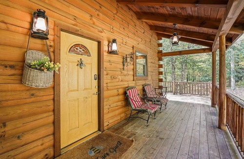 Logan House | Meant to Bee , Like its Busy Little Namesake 🐝, this Quaint Cabin Accomplishes Much!