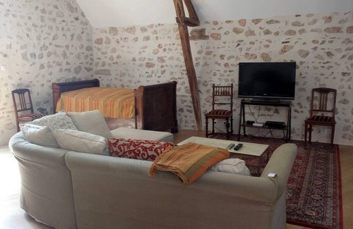 Herisson Apartment | Medieval House in Hérisson with Garden