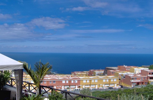 El Guincho Apartment | Mediterranean holiday home with small patio-terrace