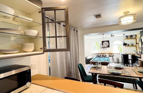 Woodland Hills Villa | Mediterranean Villa Pool & Jacuzzi & BBQ Malibu & Hollywood Bliss