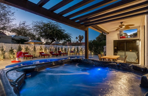 Santiago House | ☀️🏌️Mediterranean Villa! HEATED POOL! 2 King Suites, Casita & 8 Person Spa!