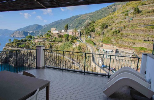 Manarola Apartment | Mediterraneo - 1 Studio Suite by Arbaspàa, with sea view terrace