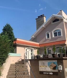 Hlohovec Apartment | Meduza Wellness Spa s ubytovaním