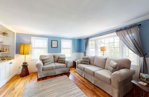 Hyannis House | Meet Me at the Cape