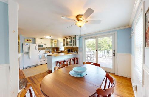 Hyannis House | Meet Me at the Cape