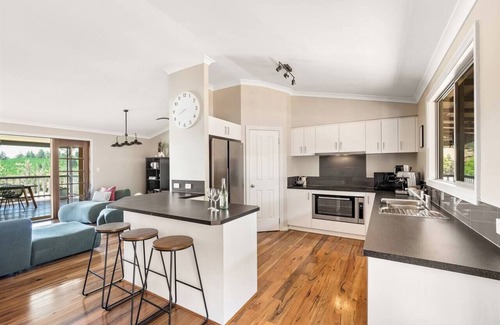 Nannup Cottage | Meeukany Hilltop Stunner in the Heart of Nannup