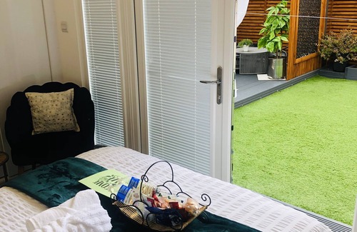 Salford Cabin | Meezee Pearl Double Bedroom Lodge with free parking