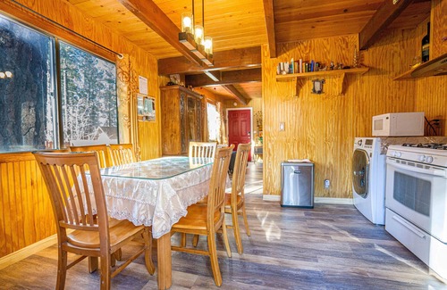 Big Bear Lake Cabin | Mei's Cabin-Sauna Jacuzzi, Children's playground