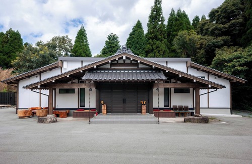 Aso Villa | Meihodo Geihinkan｜In the deep forest surrounded by the mountains of Aso