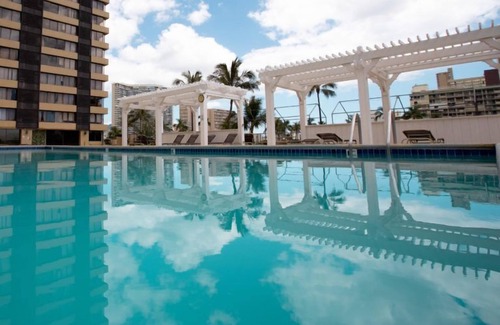 McCully - Moiliili Condo | Mellow Hawaiian Monarch Studio | Pool + Gym