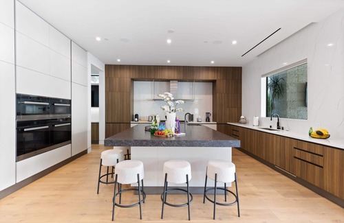 Tarzana House | Melvin Modern: Contemporary Estate w/Backyard + Pool & Spa