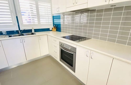 Dalmeny House | Memories Lakehouse at Dalmeny - pet friendly, waterfront, Sunday check out 3pm!
