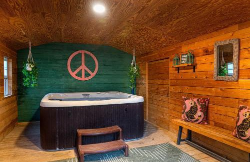 Fredericksburg House | Memories on Mulberry- Hot Tub Game Room Fire Pit