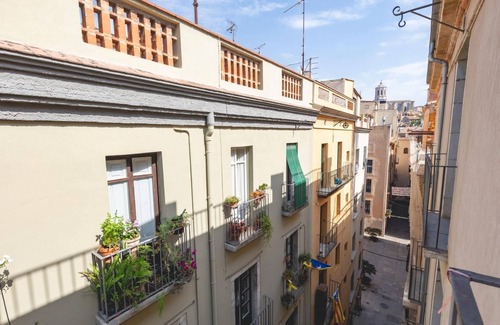 Old Town Apartment | Mercaders 6 - Holiday Apartment Rental in Girona | Bravissimo