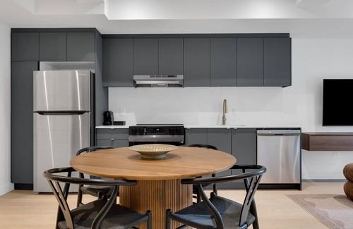 Cite Multimedia Apartment | Mercer- 2 Bedrooms 2 Bathrooms+ Free parking