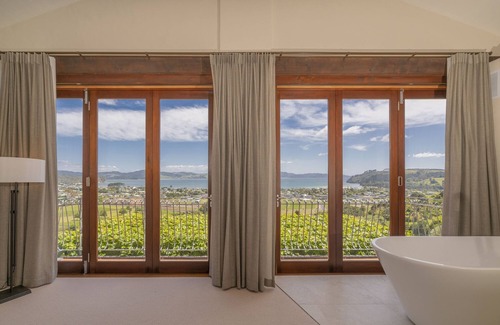 Cooks Beach House | Mercury Ridge - Secluded. Sun-drenched. Splendid.