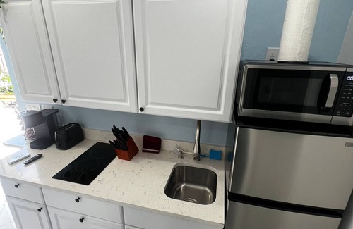 Poinsettia Heights Apartment | Mermaid Den 5 minutes to beach