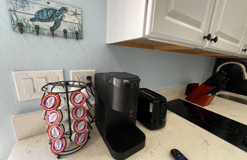 Poinsettia Heights Apartment | Mermaid Den 5 minutes to beach