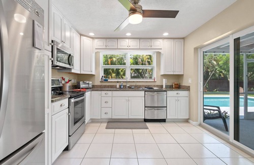 Old Jupiter Beach Road Cottage | Mermaid Shack with pool 5 min to beach,venues,restaurants