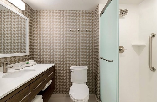 East Mesa Hotel | Mesa's Best-Kept Secret! 2 Spacious Units, Pool, Free Breakfast, Free Parking!