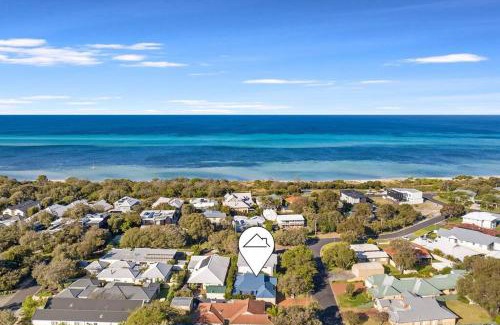 Quindalup House | Meters to Beach, Walk to Town!