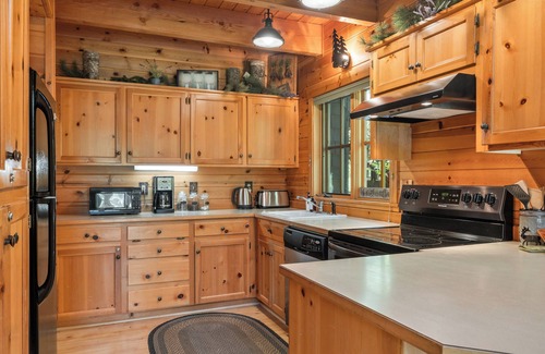 Camp Sherman Cabin | Metolius River Resort Cabin 4 Luxurious cabin on the Metolius River w/fireplace