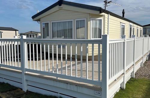 Lossiemouth House | Metres from the beach. Cosy, family friendly mobile home with decking.