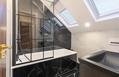 Tottenham Green House | Metro Majesty: 5-Bedroom Gem in South Tottenham