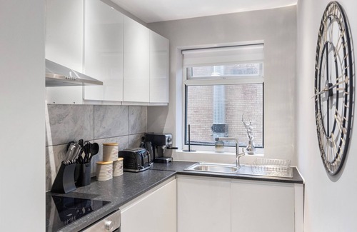 Harrow Apartment | Metropolitan Living: Sleek 3BR with Vibrant Flair