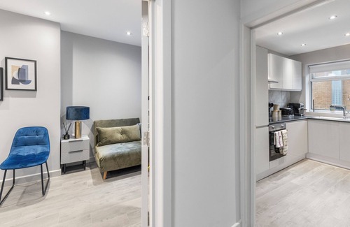 Harrow Apartment | Metropolitan Living: Sleek 3BR with Vibrant Flair