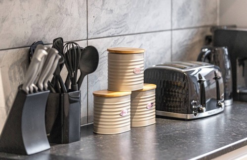 Harrow Apartment | Metropolitan Living: Sleek 3BR with Vibrant Flair