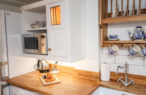 Castleton Cottage | MICHAELMASS COTTAGE, romantic, character holiday cottage in Castleton
