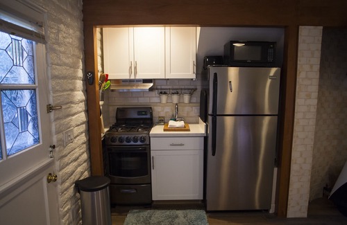 Lantern District Apartment | MicroLux with it All- WiFi, Smart TV, BBQ, W&D, AC, FP, Parking- Close to Beach!