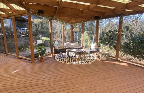 Pleasant Valley House | Mid century 7 acre private property 20 minutes from PDX airport