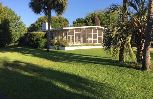 Santa Monica House | Mid-Century Bungalow with Private Beach Access Minutes from 30 A