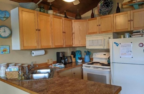 Florence House | ☀️ Mid-century beach cottage with fenced deck, pet-friendly & peaceful.