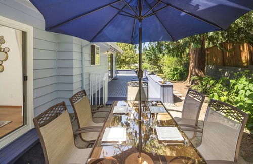 Lake Forest Park House | Mid century modern retreat w/expansive garden and central A/C