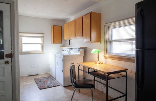 Brookfield House | Mid Century Modern Digs with AC, WiFi in Brookfield